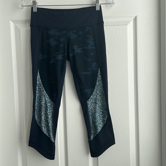 Lululemon Wunder Under Crop Full-On Luon Size 4 in Camo Blue - Picture 4 of 12